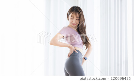 一個女人檢查她的腰部和臀部 120696455