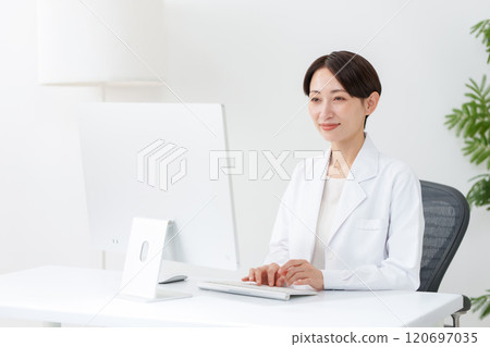 做網路醫療的女醫生 120697035