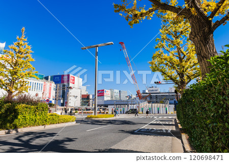 重建中的新宿站西口 *照片攝於2024年11月 重建中的新宿站西口 *照片攝於2024年11月 120698471