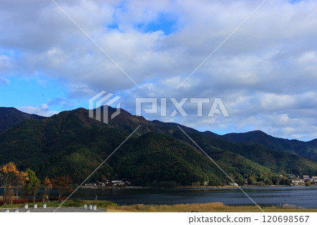 秋天的河口湖周邊 120698567