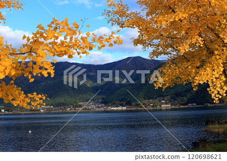 Autumn around Lake Kawaguchi Autumn around Lake Kawaguchi 120698621