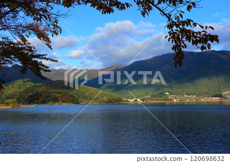 秋天的河口湖周邊 120698632
