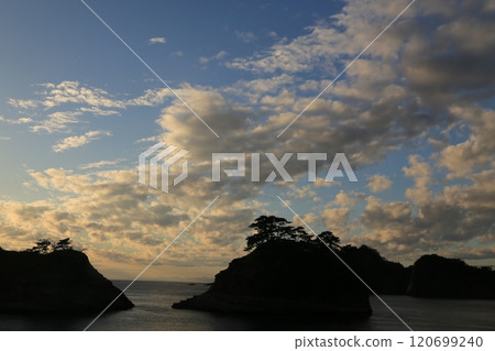 A beautiful sunset seen beyond Dogashima 120699240