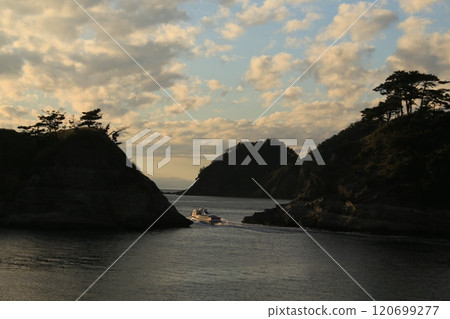 A beautiful sunset seen beyond Dogashima 120699277