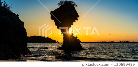 蘋果岩（傘岩）的日落 柿泊海岸 長崎 日落之路全景【長崎市】 120699489