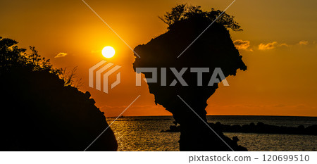 蘋果岩（傘岩）的日落 柿泊海岸 長崎 日落之路全景【長崎市】 120699510