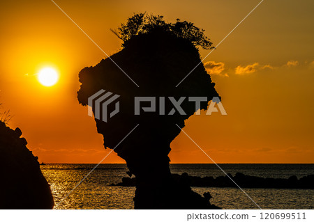 蘋果岩（傘岩）的日落、柿泊海岸、長崎日落之路【長崎市】 120699511