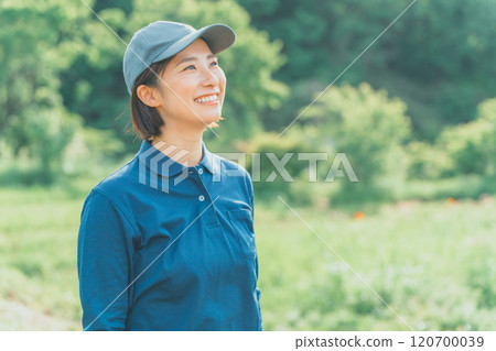 一件藍色馬球衫和藍色帽子的職業婦女 120700039