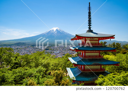 Chureito pagoda with the mount Fuji, in Arakurayama Sengen Park, Japan 120700762