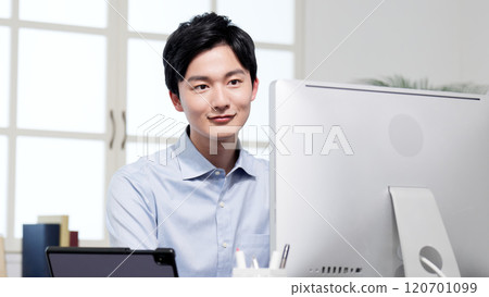 商人在辦公室的電腦上工作 120701099