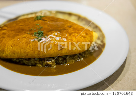 omu rice, omelette with rice with curry sauce. japanese food 120701648