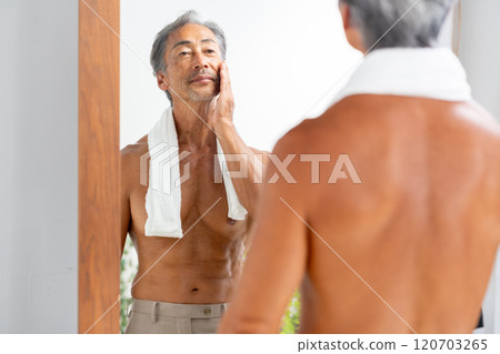 Man looking in the mirror Beauty 120703265