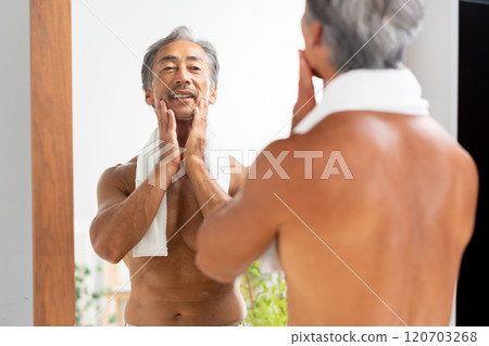 Man looking in the mirror Beauty 120703268