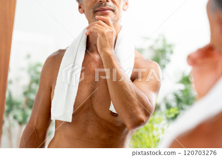 照鏡子的男人美麗的手 120703276