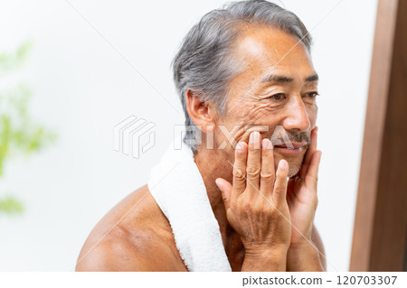 Man looking in the mirror Beauty 120703307