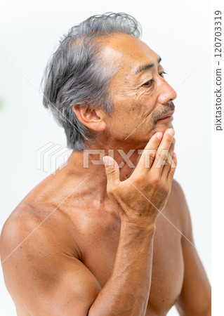 Man looking in the mirror Beauty 120703319