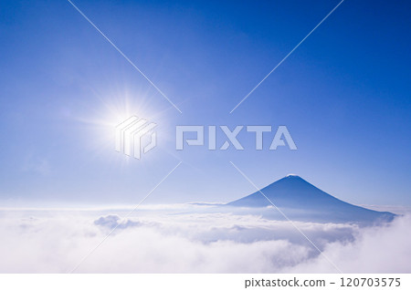 藍天、陽光、雲海中漂浮的富士山（來自王山） 120703575