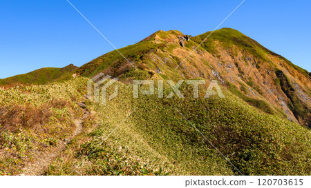 Spectacular view of the Tanigawa mountain range in autumn from the Mokura Shindo trail 120703615