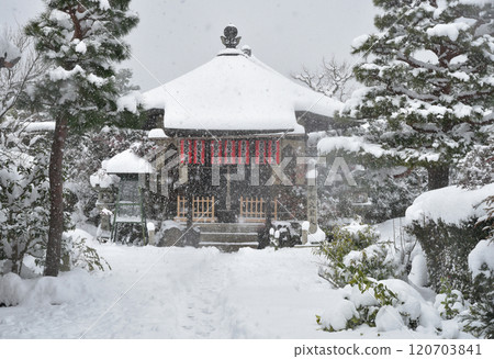 Snow Scene: East-facing Daikokuten at Sanshu-in Temple, Tenryu-ji Temple 120703841
