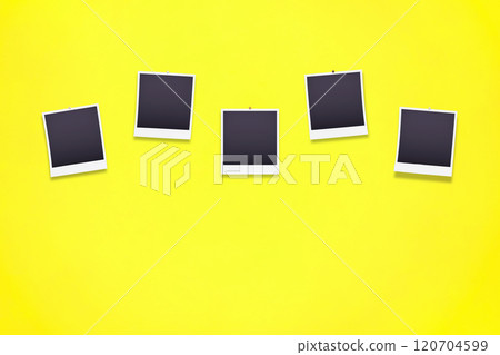 黃色背景,五張寶麗萊照片排列成正方形,用對角木銷固定在一起 黃色背景,五張寶麗萊照片排列成正方形,用對角木銷固定在一起 120704599