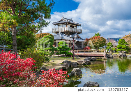 大阪府池田市、池田城跡公園的日本庭園及櫓式展望休息大樓 120705257