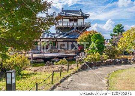 大阪府池田市、池田城跡公園的日本庭園及櫓式展望休息大樓 大阪府池田市、池田城跡公園的日本庭園及櫓式展望休息大樓 120705271