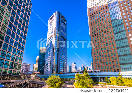 日本東京城市景觀，俯瞰沐浴在早晨陽光下的汐留辦公區。後面的麻布台...邁向新時代 = 9th 120705631