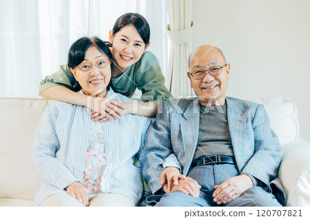 家庭成員：3名老人 120707821