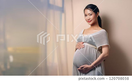 Young pregnant woman 120708038