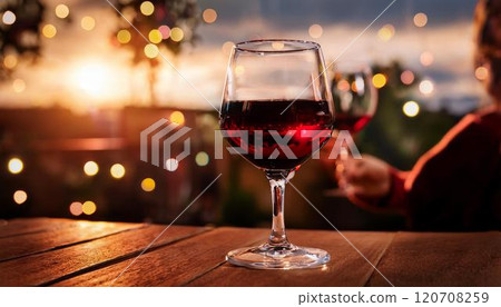 一對夫婦和酒杯盯著燈光 120708259
