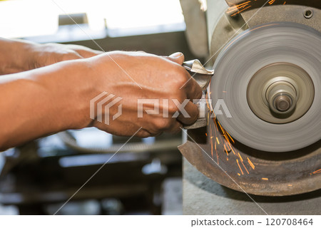 The milling drill tool regrind process by manual operation. 120708464