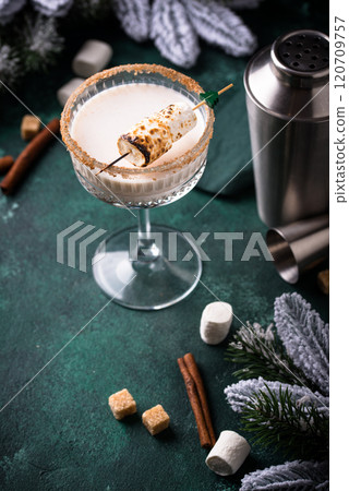 Christmas cocktail with toasted marshmellow 120709757