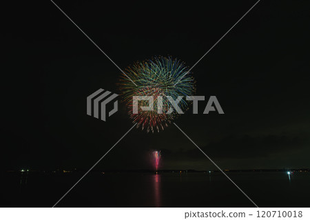 Gorgeous fireworks light up the night sky at the Lake Kosai Fireworks Festival in Kosai City (Shizuoka Prefecture) Gorgeous fireworks light up the night sky at the Lake Kosai Fireworks Festival in Kosai City (Shizuoka Prefecture) 120710018