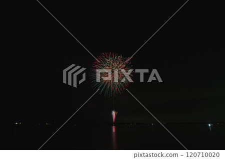 在靜岡縣浜西湖煙火節上,湖面上的星爆煙火將濱名湖的湖面和夜空照亮得格外美麗。 在靜岡縣浜西湖煙火節上,湖面上的星爆煙火將濱名湖的湖面和夜空照亮得格外美麗。 120710020