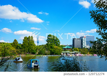 休閒船和東京天空樹在上野的二宮池塘 120712274