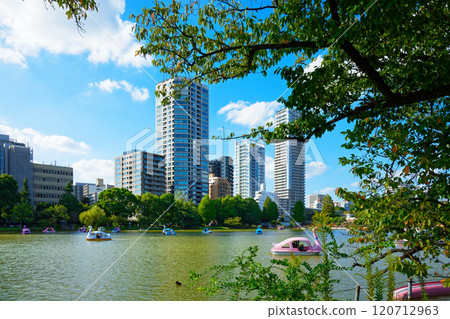 上野不忍池的休閒船和高層住宅 120712963