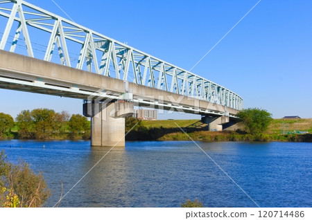 跨越埼玉縣三鄉市江戶川的筑波快車鐵橋 2024 年 11 月 120714486