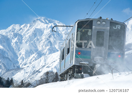 穿越雪地和五龍山的大糸線列車 穿越雪地和五龍山的大糸線列車 120716187