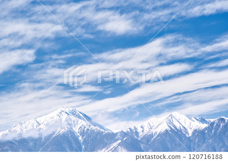 冬季晴朗的天空和北阿爾卑斯山的山脈 冬季晴朗的天空和北阿爾卑斯山的山脈 120716188