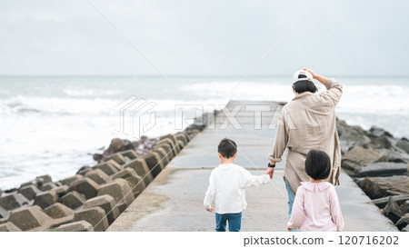 看海的父母和孩子 120716202