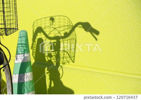 自行車停車場裡自行車的影子 120716437