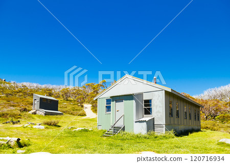 Schlink Hut in Kosciuszko National Park in Australia Schlink Hut in Kosciuszko National Park in Australia 120716934