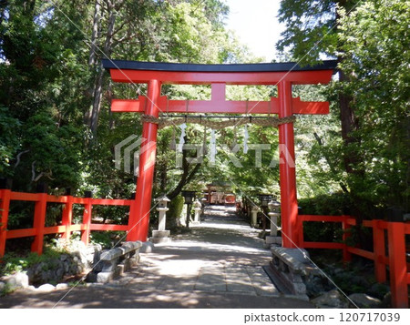位於京都市北區的鳥居與大田神社參道 120717039