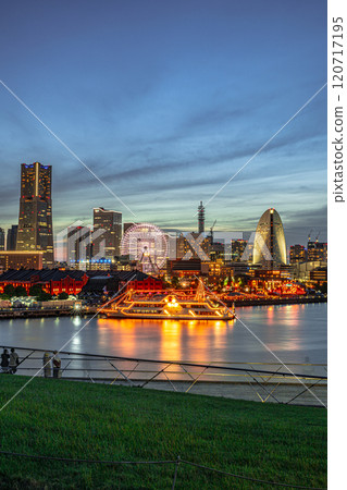 Minato Mirai at the twilight 120717195