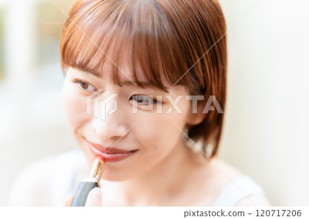 短鮑伯塗口紅的年輕女子 120717206