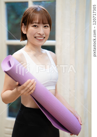帶瑜伽墊的年輕女子 120717305