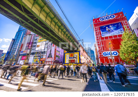 日本東京街景 秋葉原站前擠滿了外國遊客（中央大道上有很多外國人...） = 9日 120717635