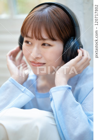 聽到與耳機的音樂的一個少婦 120717802