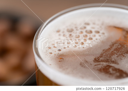 一杯啤酒的表面特寫 120717926