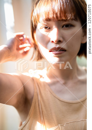 一個留著女性化短鮑伯的年輕女子 120718075